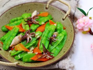 17、荷兰豆笔管蛸小炒,把炒好的荷兰豆笔管蛸盛入盘中。