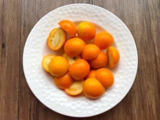 3、荸荠金桔糖水,金桔先用盐水浸泡30分钟，浸泡好用盐搓洗外皮，搓洗好，清洗干净，对半切开，放入盘里待用。