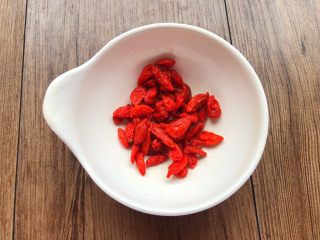 4、荸荠金桔糖水,枸杞用冷水冲洗干净，放入小碗待用。