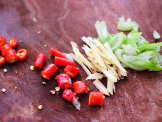 4、丝瓜肉丸粉丝煲,再把葱姜切成丝，小米辣切小丁备用。