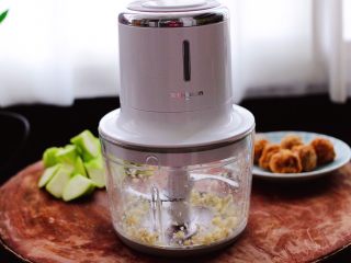 5、丝瓜肉丸粉丝煲,大蒜去皮后，放入东菱无线绞肉机里，绞碎后取出备用。