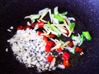 6、丝瓜肉丸粉丝煲,锅烧热后，倒入花生油，先放入八角小火炒出香味，再爆香葱姜蒜末和小米辣。