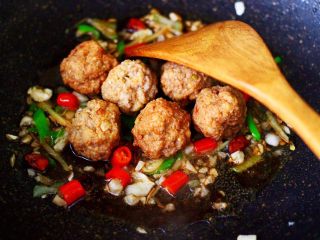 8、丝瓜肉丸粉丝煲,大火继续翻炒片刻后，放入肉丸。