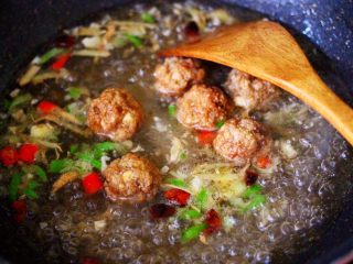12、丝瓜肉丸粉丝煲,继续用大火炖煮至粉丝变得透明。