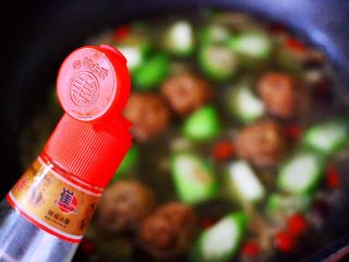 14、丝瓜肉丸粉丝煲,锅中淋上芝麻油，即可关火。