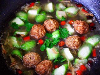 15、丝瓜肉丸粉丝煲,鲜香味浓郁的丝瓜肉丸粉丝煲就出锅咯，老公一口气吃了两碗。