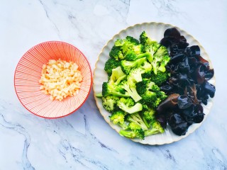 1、凉拌木耳西兰花,准备好所有食材，西兰花盐水浸泡5分钟洗净切小朵，木耳提前20分钟泡发洗净，大蒜切末。