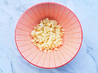 2、凉拌木耳西兰花,蒜末放入碗中，