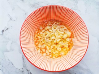 3、凉拌木耳西兰花,淋入一大勺热油，