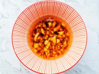 8、凉拌木耳西兰花,拌匀。