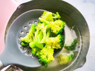 11、凉拌木耳西兰花,捞出过凉。