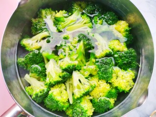 10、凉拌木耳西兰花,西兰花洗净先后焯水30秒。