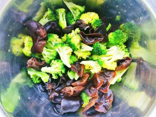 13、凉拌木耳西兰花,西兰花木耳放入大盆中。