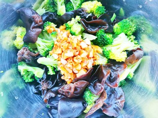 14、凉拌木耳西兰花,倒入酱汁。