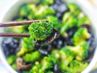 17、凉拌木耳西兰花,开吃！