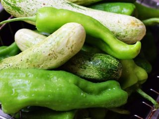 1、酱腌黄瓜,黄瓜和辣椒洗净切成条状；