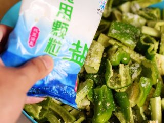 2、酱腌黄瓜,将黄瓜和辣椒条置入一容器中，撒上半斤盐拌匀；