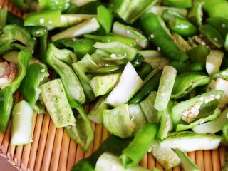 4、酱腌黄瓜,静置，待腌透杀出黄瓜和辣椒水份后，挤掉水份倒掉；