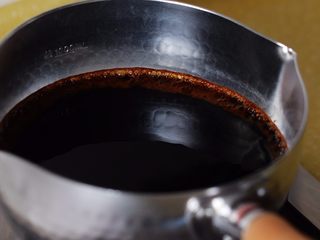 5、酱腌黄瓜,将酱油500克、冰糖50克倒入锅中煮开，待冰糖融化后关火放凉；