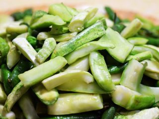 7、酱腌黄瓜,风干好的黄瓜和辣椒放入一干净容器中；