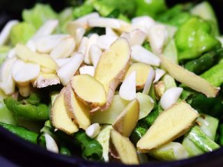 8、酱腌黄瓜,加入姜片和蒜片；