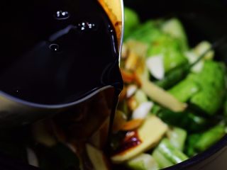 9、酱腌黄瓜,加入煮好酱油；
