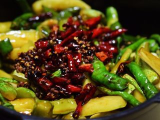 10、酱腌黄瓜,再放和煸香的花椒和干红辣椒；