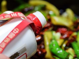 11、酱腌黄瓜,加入白酒；