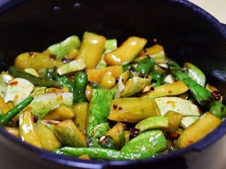12、酱腌黄瓜,拌匀后密封保存，2天后即可食用。