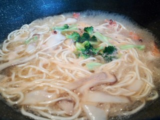 12、鲜虾时蔬面,放花菜(花菜容易熟,所以最后放)煮熟,水开以后,加2次水,面条就熟了,加点鸡精调味。