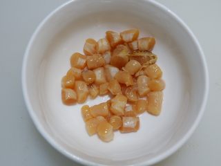 2、干贝枸杞鸡脚汤,干贝洗净。