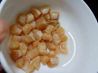 9、干贝枸杞鸡脚汤,在放入泡好的枸杞和干贝，在煮20分钟