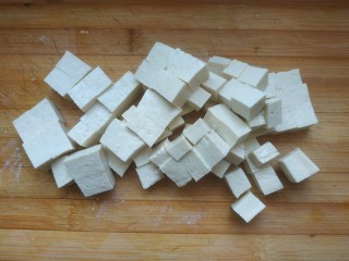 1、豆腐炒鸡蛋,豆腐切小丁