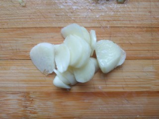 4、豆腐炒鸡蛋,蒜切片