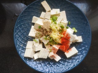 6、豆腐炒鸡蛋,加入适量花椒粉，适量辣椒粉，适量盐