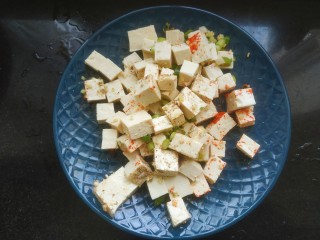 7、豆腐炒鸡蛋,搅拌均匀