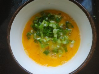 8、豆腐炒鸡蛋,小碗中打入两鸡蛋调匀，加入葱花姜末