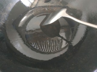 11、豆腐炒鸡蛋,锅先烧热后放入适量植物油，油烧热