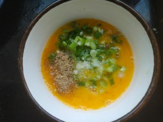 9、豆腐炒鸡蛋,加入适量花椒粉。适量盐。一勺料酒