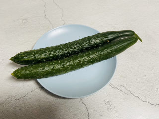 1、凉拌黄瓜卷,黄瓜两根