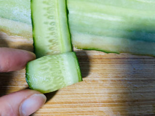 3、凉拌黄瓜卷,再卷起来