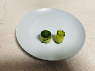 4、凉拌黄瓜卷,摆放在盘子里