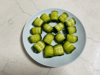 5、凉拌黄瓜卷,依自己喜好摆盘