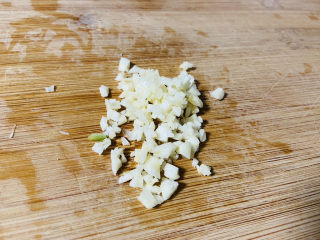 6、凉拌黄瓜卷,蒜头去皮切碎