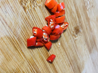 7、凉拌黄瓜卷,小米辣洗净切圈