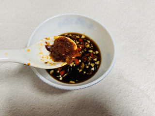 11、凉拌黄瓜卷,适量辣椒酱