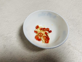 8、凉拌黄瓜卷,放入碗中