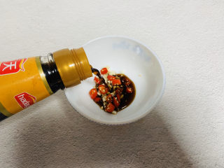 9、凉拌黄瓜卷,加入三勺香醋