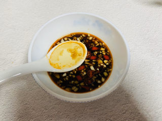 13、凉拌黄瓜卷,香油搅拌均匀