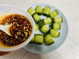 14、凉拌黄瓜卷,淋入酱汁